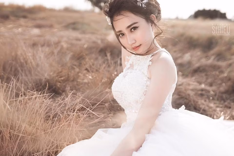 Dù đây không phải là lần đầu tiên Lona Huỳnh diện váy cưới, nhưng bộ ảnh lần này cô bạn gái ca sỹ Sơn Tùng đẹp kiêu xa và lộng lẫy hơn rất nhiều so với các tác phẩm trước đó.