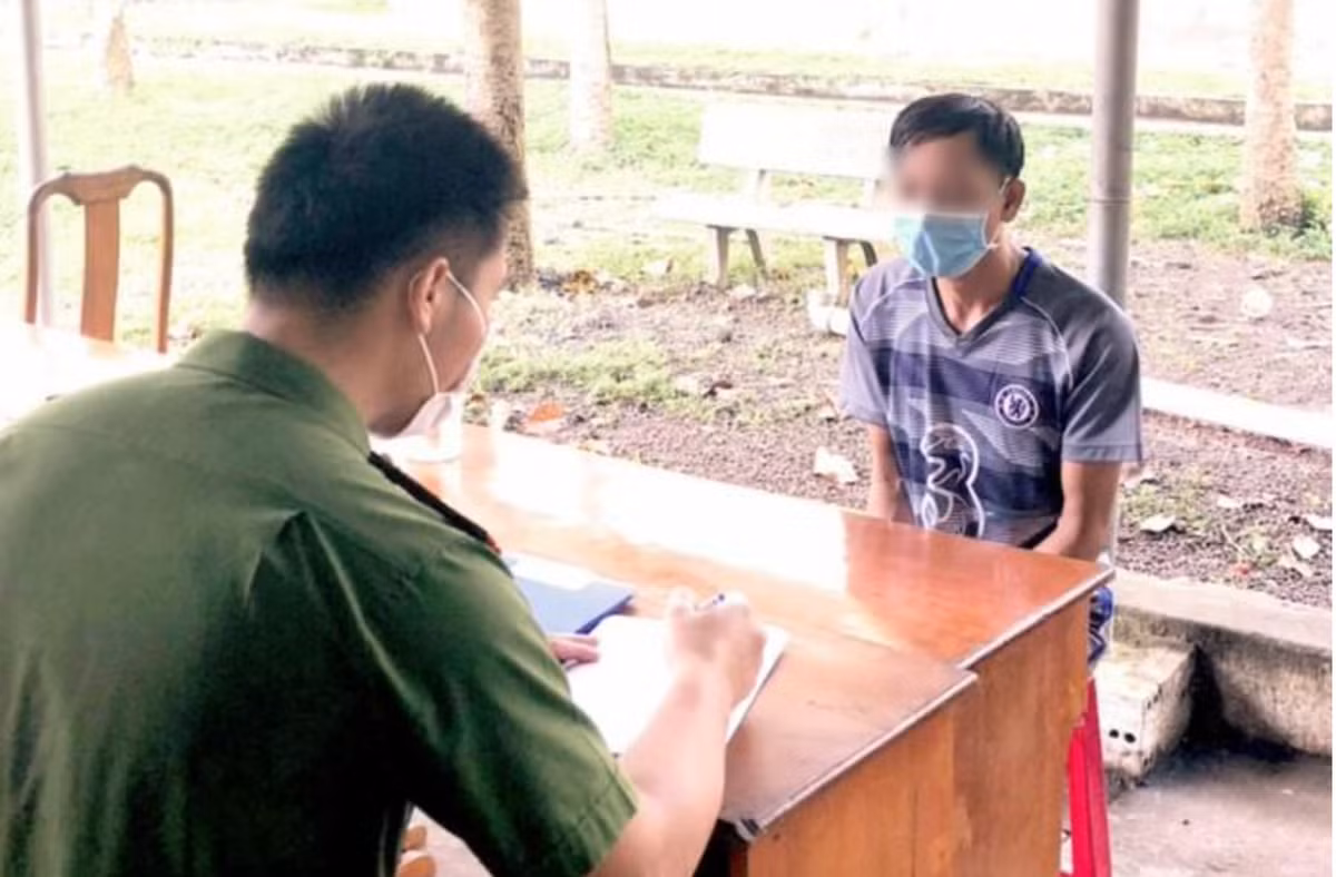  Bố dượng đồi bại nhiều lần xâm hại con riêng của vợ: Ngày 21/11/2021, Cơ quan Cảnh sát điều tra Công an huyện Hớn Quản (tỉnh Bình Phước) đã bắt L.N.D (31 tuổi) về hành vi “Hiếp dâm người dưới 16 tuổi”. L.N.D khai nhận đã nhiều lần quan hệ tình dục với bé gái 13 tuổi (con riêng của vợ) tại phòng ngủ của nhà mình và nhà bà ngoại bé gái. (Ảnh: Công an Nhân dân)