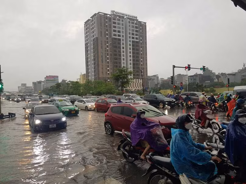 Khu vực Ngọc Lâm (Long Biên) có đoạn ngập kéo dài 100 m với độ sâu 0,15 m.