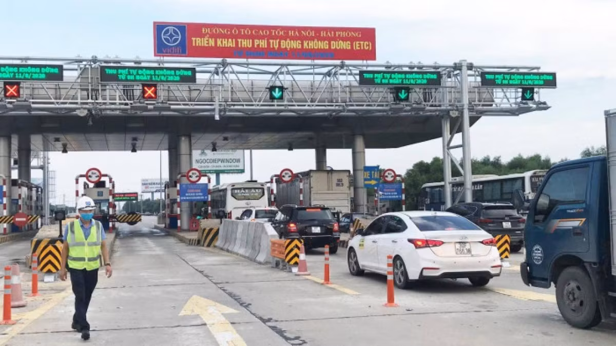Cao tốc Hà Nội - Hải Phòng sẽ thu phí tự động ETC 100%: Từ ngày 1/6 sẽ tiến hành chỉ thu phí tự động không dừng (ETC) trên toàn tuyến cao tốc Hà Nội - Hải Phòng. Việc thí điểm sẽ thực hiện tại 32/62 làn thu phí trên 6/6 trạm thu phí trên tuyến cao tốc Hà Nội- Hải Phòng. (Nguồn: VOV.VN)