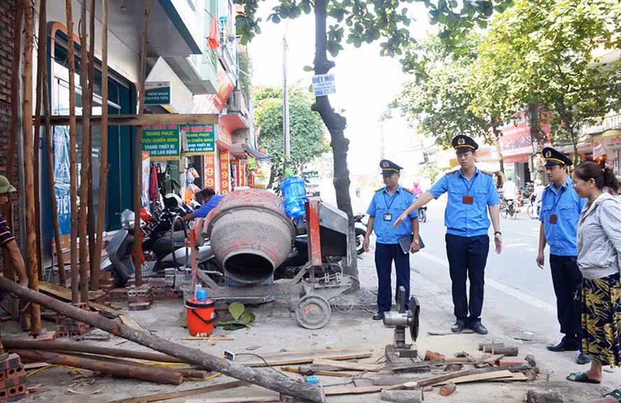  Tăng mức phạt với vi phạm trong lĩnh vực xây dựng ở Hà Nội: Cần xác định rõ hơn cơ sở pháp lý, thực trạng vi phạm trật tự xây dựng. Riêng với 4 quận lõi của thành phố, đề xuất tăng mức phạt để người dân không dám vi phạm. Quan trọng Nghị quyết phải đảm bảo răn đe có hiệu quả, khắc phục triệt để tình trạng “phạt để tồn tại” và việc "chống lưng" trong xây dựng. (Nguồn: ĐCSVN)