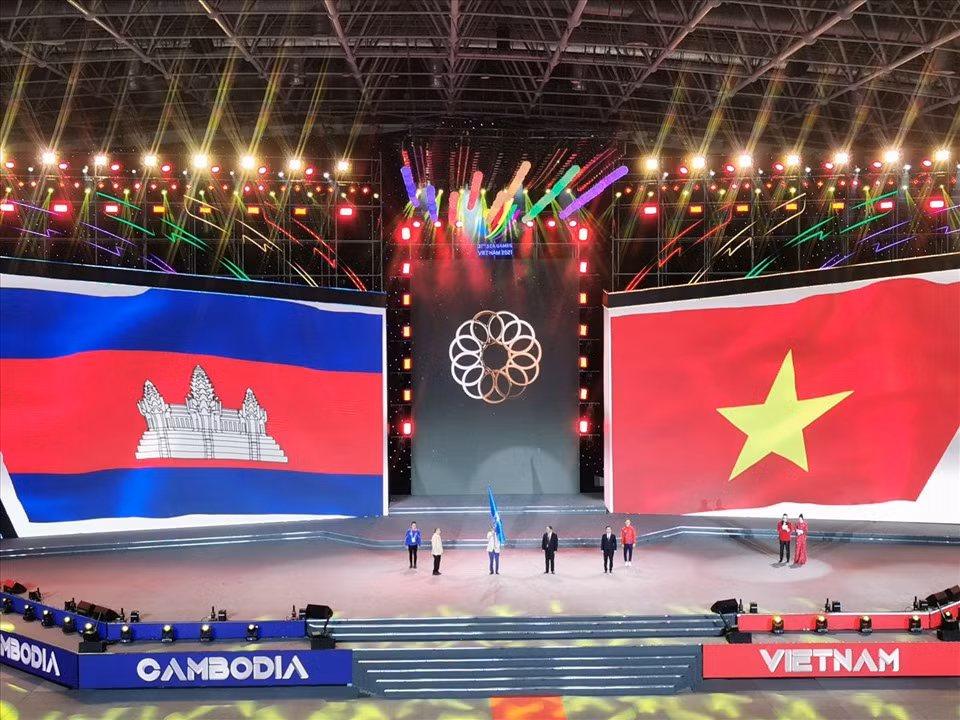  Campuchia đăng cai SEA Games 32 vào năm 2023: Lễ bế mạc SEA Games 31 được tổ chức trang trọng tại Cung điền kinh trong nhà Hà Nội. Tại buổi lễ, Campuchia chính thức nhận chuyển giao vai trò là chủ nhà của SEA Games 32. (Nguồn: Lao Động)