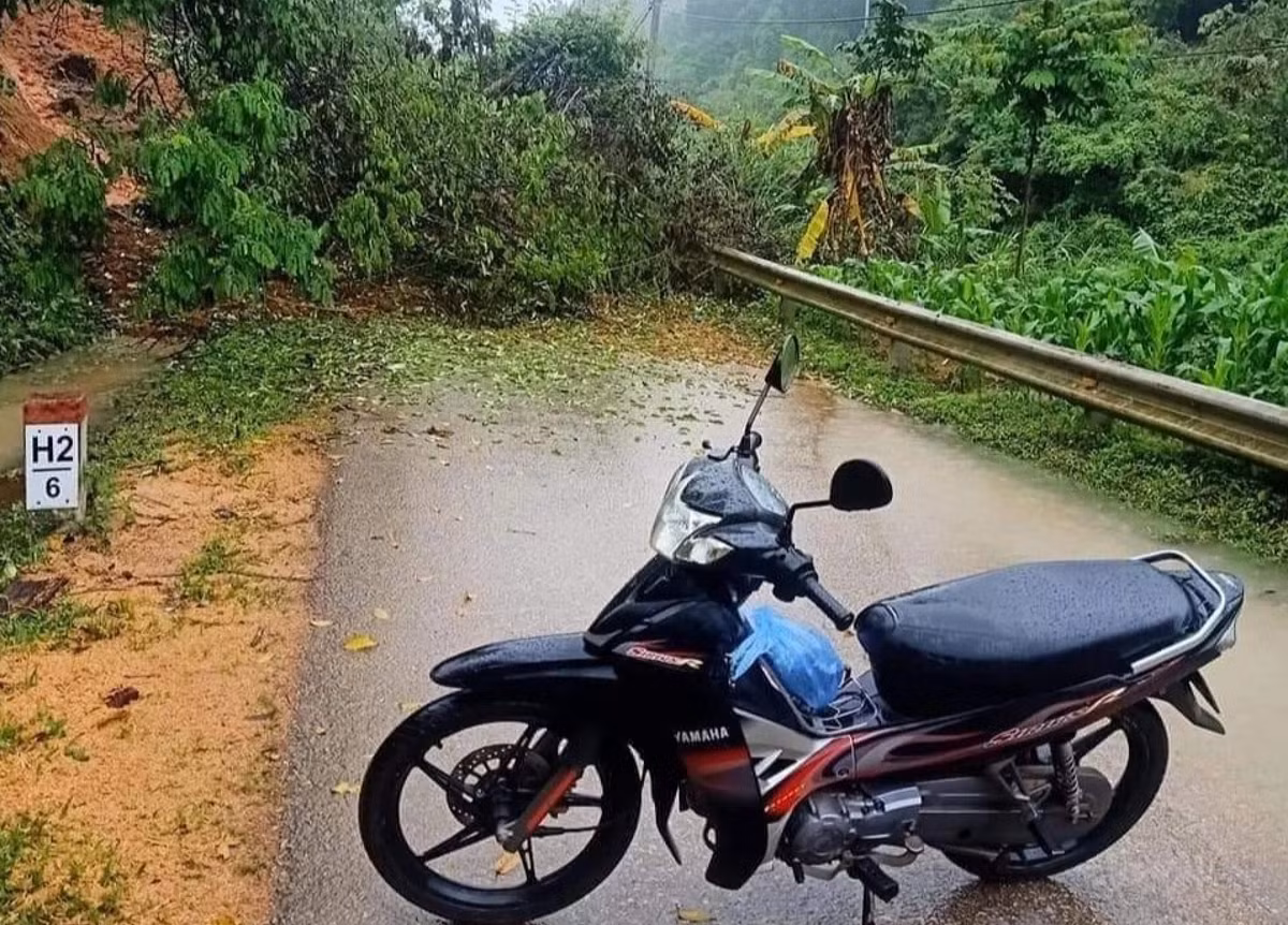 Tỉnh lộ 233 đoạn qua xã Hoàng Văn Thụ, huyện Văn Lãng bị sạt lở, xe cộ không thể di chuyển. (Ảnh: Zingnews)