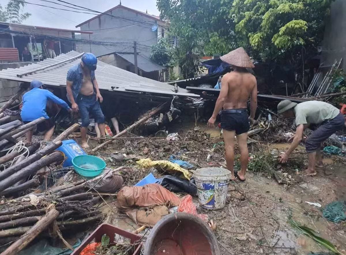 Gia đình của chị Triệu Thị L, trú tại thôn Khau Bao, xã Tân Tri, huyện Bắc Sơn có 5 người đang ở nhà thì bỗng nhiên một lượng lớn đất đồi đã sạt lở vào ngôi nhà, khiến chị L bị vùi lấp và tử vong. (Ảnh: Vietnamnet)