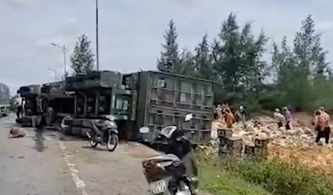 Nguoi dan va CSGT giai cuu xe cho hon 30 tan xoai bi lat