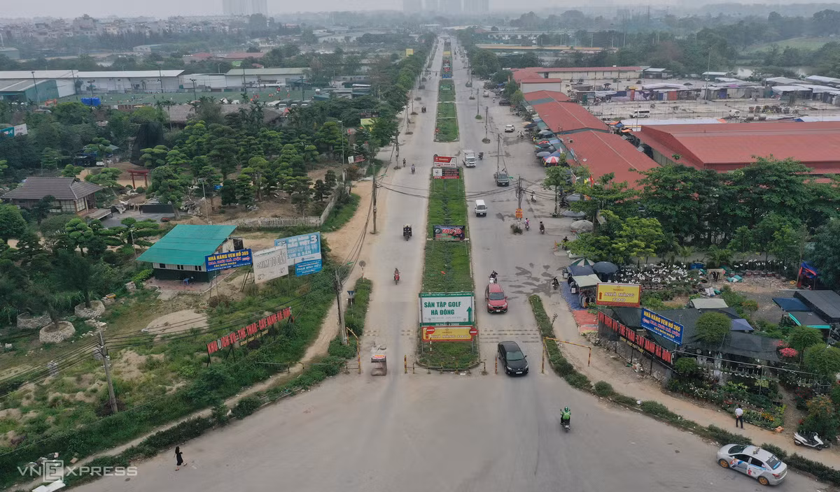  Khu công viên thể thao, cây xanh quận Hà Đông: Được phê duyệt quy hoạch từ năm 2008, có diện tích 96,7 ha, tuy nhiên do chưa có vốn triển khai nên dự án không được đưa vào xây dựng. Hiện nay, phần cổng vào dự án được chắn bằng hàng rào tạm bợ cho một làn ô tô ra vào, làn bên cạnh chỉ vừa xe máy. Phần đất trong công viên mọc lên nhiều nhà hàng, kho bãi, nhà xưởng,.. lợp tôn san sát nhau. (Ảnh: Vnexpress)
