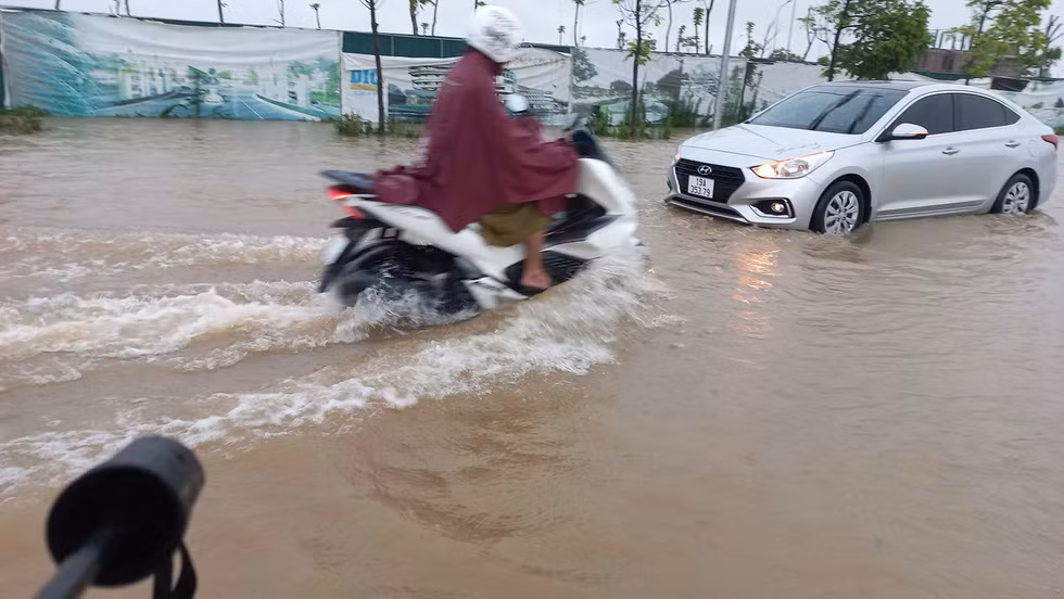 Gây ách tắc giao thông và ảnh hưởng đến sinh hoạt của người dân. (Ảnh: Tuổi Trẻ)