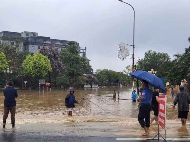 Cá ở các ao, hồ theo dòng nước trôi ra cả quốc lộ. (Ảnh: VTC)