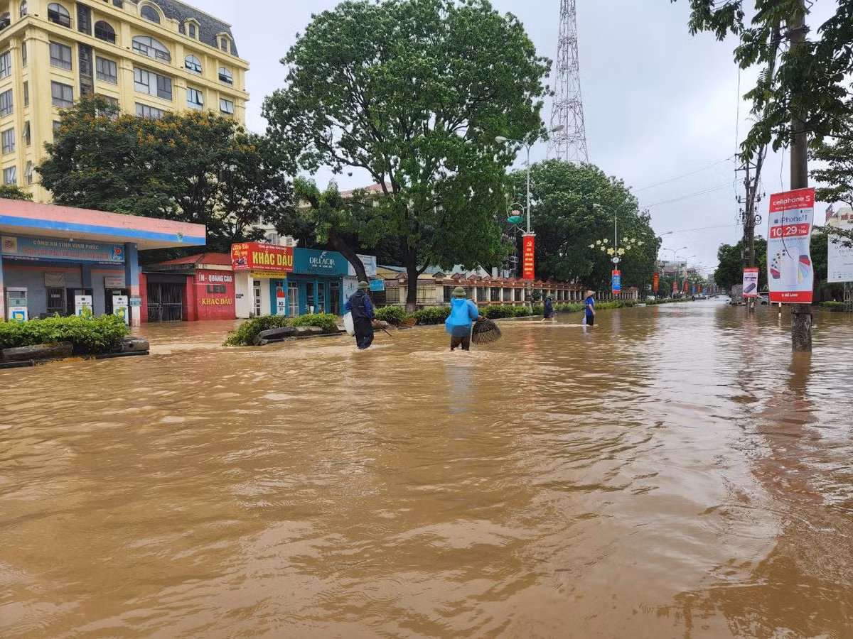 Người dân mang nơm ra bắt cá. (Ảnh: Dân Việt)
