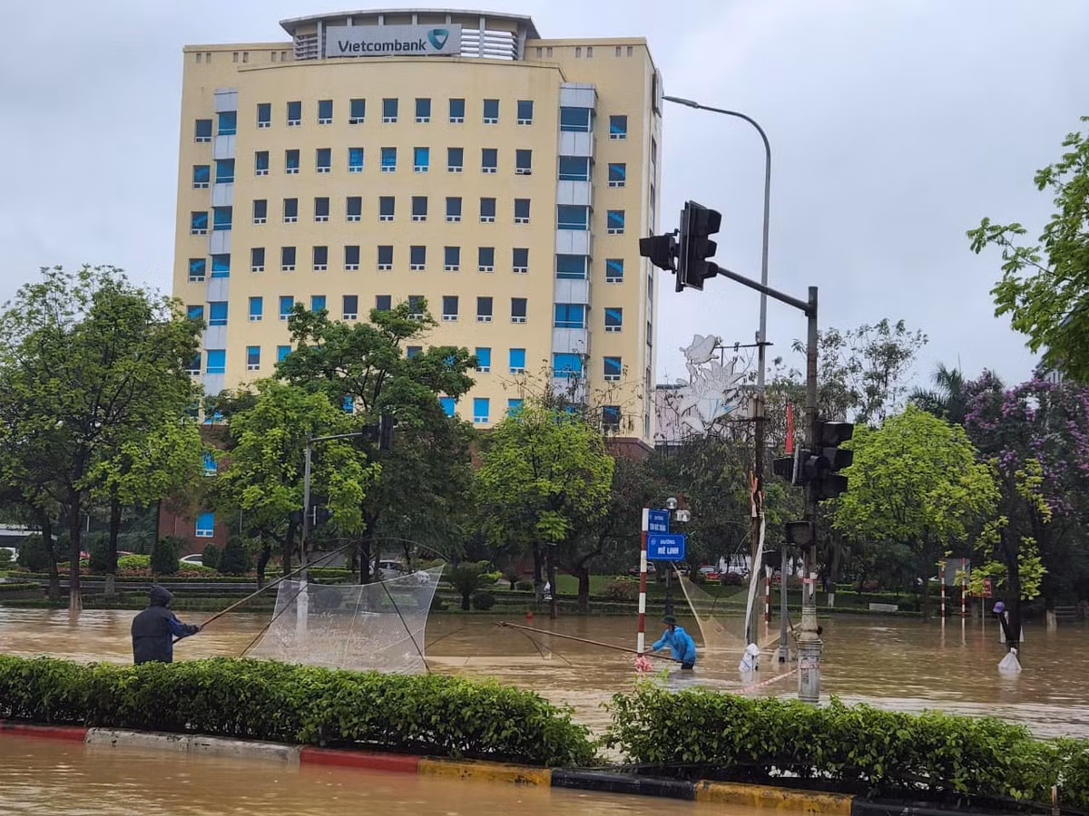 Trưa 24/5 ở ngã tư Mê Linh – Tôn Đức Thắng. (Ảnh: Dân Việt)
