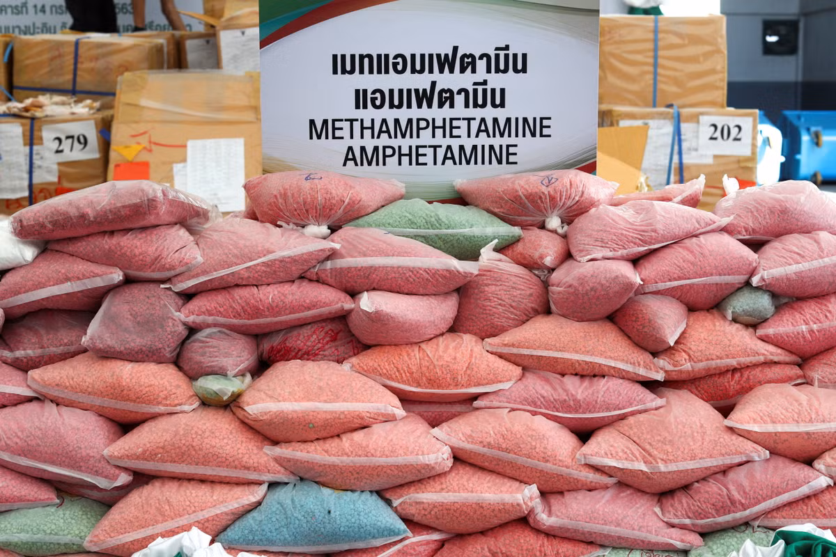 Châu Á đang bùng nổ việc mua bán ma túy tổng hợp: Mới đây, Liên Hợp Quốc cho biết, thời gian qua, việc buôn bán ma túy tổng hợp ở Đông Á và Đông Nam Á tiếp tục mở rộng từ năm ngoái, với hơn một tỷ viên methamphetamine bị thu giữ bởi các nhà chức trách. (Nguồn: Báo Pháp Luật)