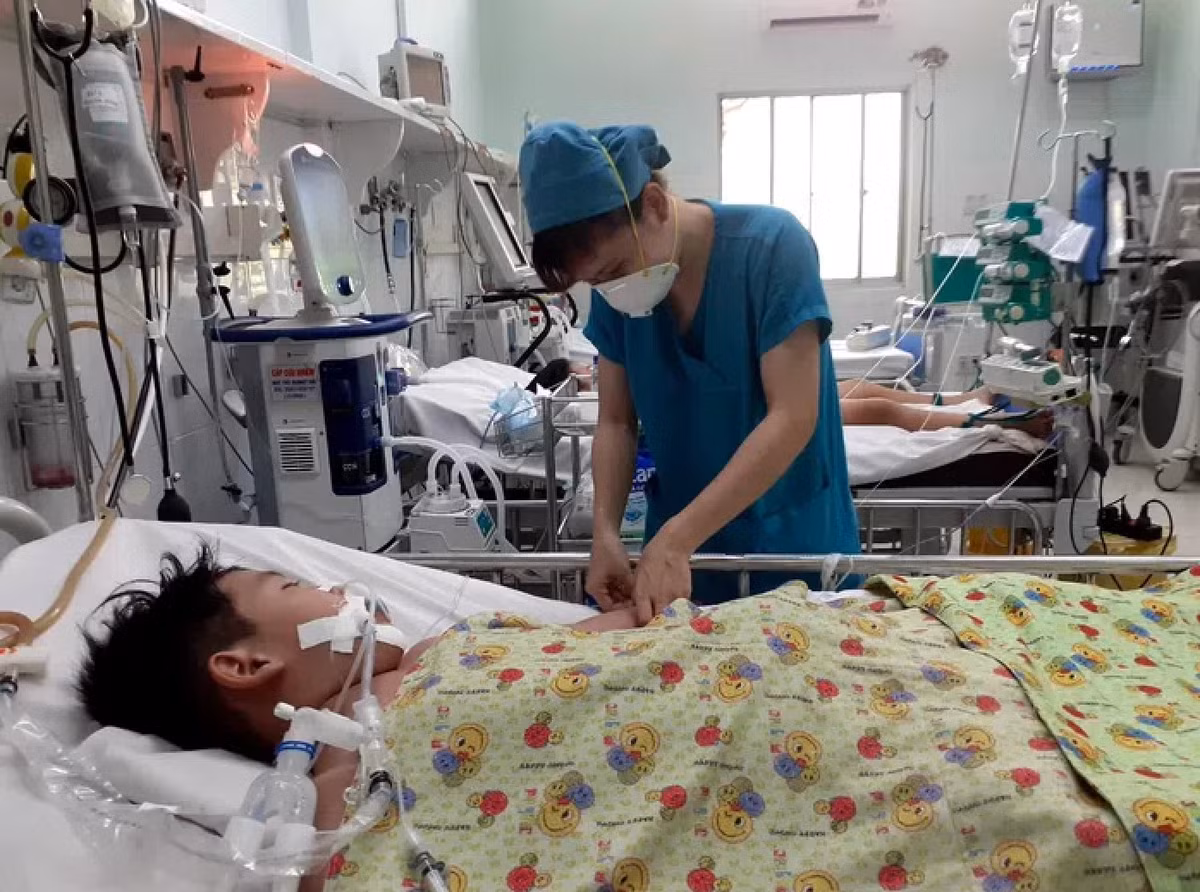 TP Hồ Chí Minh vượt mốc 10.000 ca mắc sốt xuất huyết: Chỉ trong 5 tháng đầu năm 2022, TP HCM ghi nhận 10.052 trường hợp mắc sốt xuất huyết với số ca nặng tăng gần gấp 7 lần so với cùng kỳ năm 2021. Đáng lưu ý, nhiều trường hợp mắc sốt xuất huyết nhập viện trong tình trạng suy đa tạng, nhất là suy gan cấp nặng gây hôn mê gan, xuất huyết nặng... có thể dẫn đến tử vong. (Nguồn: Tin Tức)