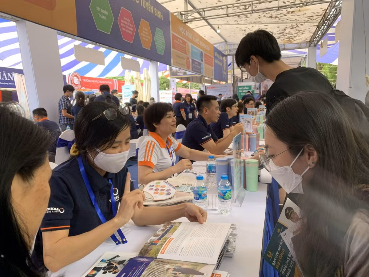 Tin sang 10/5: Thi sinh sap xep nguyen vong; Phu song 5G phuc vu SEA Games 31