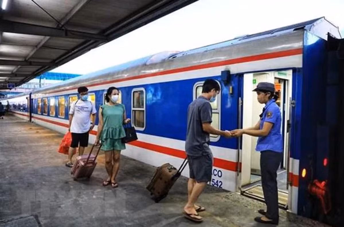  Đường sắt chạy thêm nhiều đôi tàu: Để phục vụ nhu cầu người dân đi du lịch tăng cao trong dịp Hè này, Công ty cổ phần Vận tải đường sắt Hà Nội lên kế hoạc tổ chức chạy thường xuyên nhiều đôi tàu trên các tuyến phía Bắc. (Theo Vietnam+)