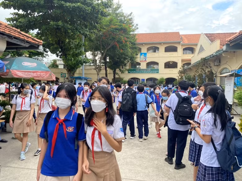 Nghiên cứu lắp đặt camera giám sát tại các cơ sở giáo dục: Công an TP Hồ Chí Minh kiến nghị Sở Giáo dục - Đào tạo việc bắt buộc lắp đặt camera giám sát tại các cơ sở giáo dục (trường mẫu giáo; nhà trẻ; trường tiểu học; các trung tâm, các cơ sở bảo trợ xã hội có nuôi dạy trẻ thuộc Sở Lao động – Thương binh và xã hội) trên địa bàn Thành phố; để góp phần răn đe các hành vi bạo lực, xâm hại trẻ em, tăng cường sự giám sát của gia đình, xã hội với công tác chăm sóc trẻ em, cũng như là nguồn chứng cứ để cơ quan Công an điều tra, xử lý khi có vụ việc xâm hại xảy ra. (Nguồn: ĐCSVN)