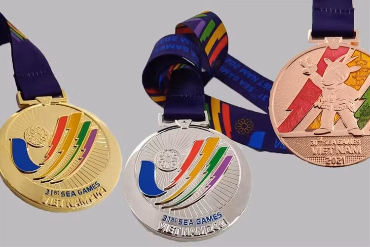  SEA Games 31, Đoàn thể thao Việt Nam thành công ngoài mong đợi: Với 446 huy chương bao gồm (205 HCV, 125 HCB, 116 HCĐ) dẫn đầu bảng tổng sắp. Điều đặc biệt hơn đó là tấm HCV của đội tuyển bóng đá nam U23 Việt Nam sau khi có chiến thắng (1-0) trước đội tuyển Thái Lan. (Nguồn: Lao động Thủ đô)