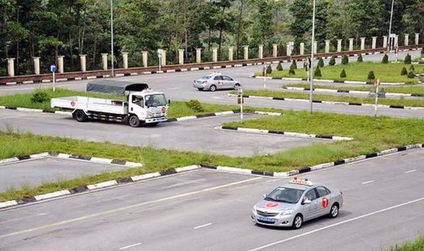  Sử dụng phần mềm mô phỏng tình huống giao thông để sát hạch lái xe: Từ 1/6/2022, các trung tâm sát hạch lái xe sẽ sử dụng phần mềm này để bổ sung vào bài thi sát hạch. Do đó, bên cạnh các nội dung thi lý thuyết, thực hành như hiện nay, thí sinh sẽ sát hạch thêm một số tình huống giao thông trên phần mềm mô phỏng. (Nguồn: ANTD.VN)