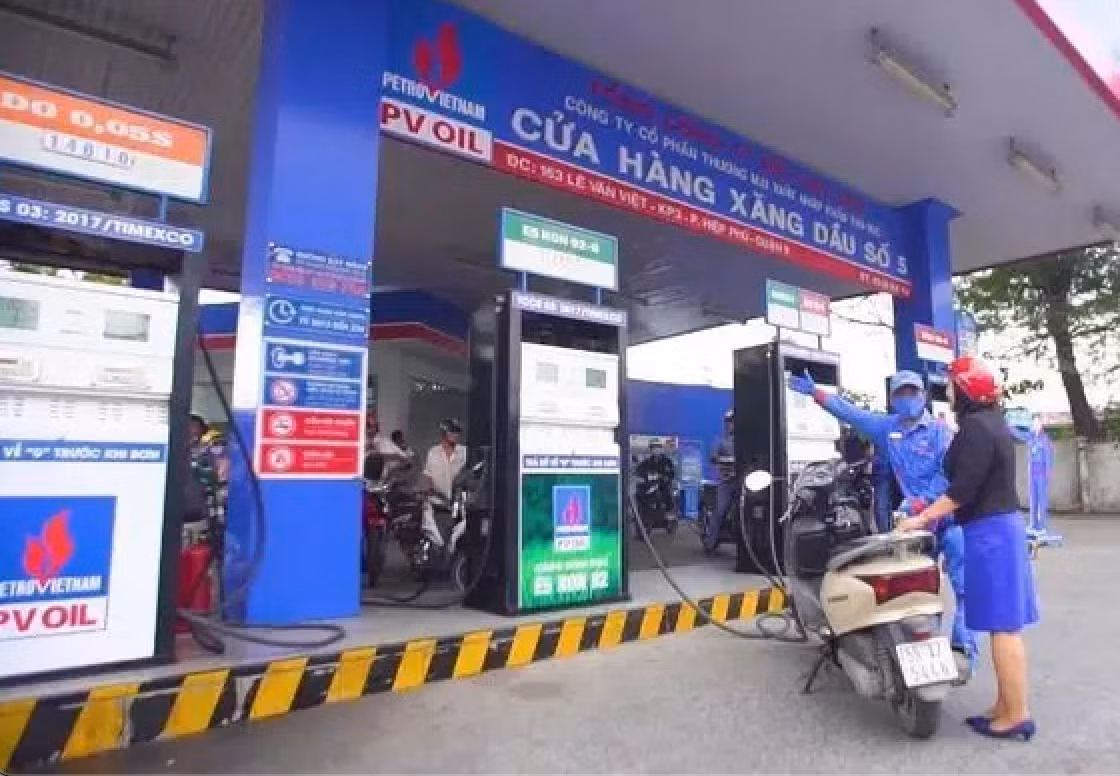  Giá xăng nguy cơ tăng kỷ lục đắt đỏ nhất lịch sử: Giá xăng trong nước hôm nay được dự báo có thể tăng tới 950 đồng/lít, đưa giá xăng tiến sát mốc 31.000 đồng/lít, cao nhất từ trước đến nay. (Theo Vietnamnet)