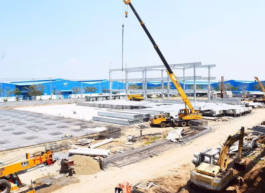  Đua nhau lập khu công nghiệp tỉ đô đón “đại bàng”: Thị trường bất động sản (BĐS), các đường bay quốc tế đến Việt Nam được khôi phục đã mang đến những tín hiệu tích cực cho thị trường BĐS công nghiệp đầu năm 2022. Để chuẩn bị đón nhà đầu tư nước ngoài cũng như đáp ứng nhu cầu phục hồi sản xuất, kinh doanh của doanh nghiệp trong nước, nguồn cung khu công nghiệp (KCN) tăng đáng kể. (Nguồn: PLO)