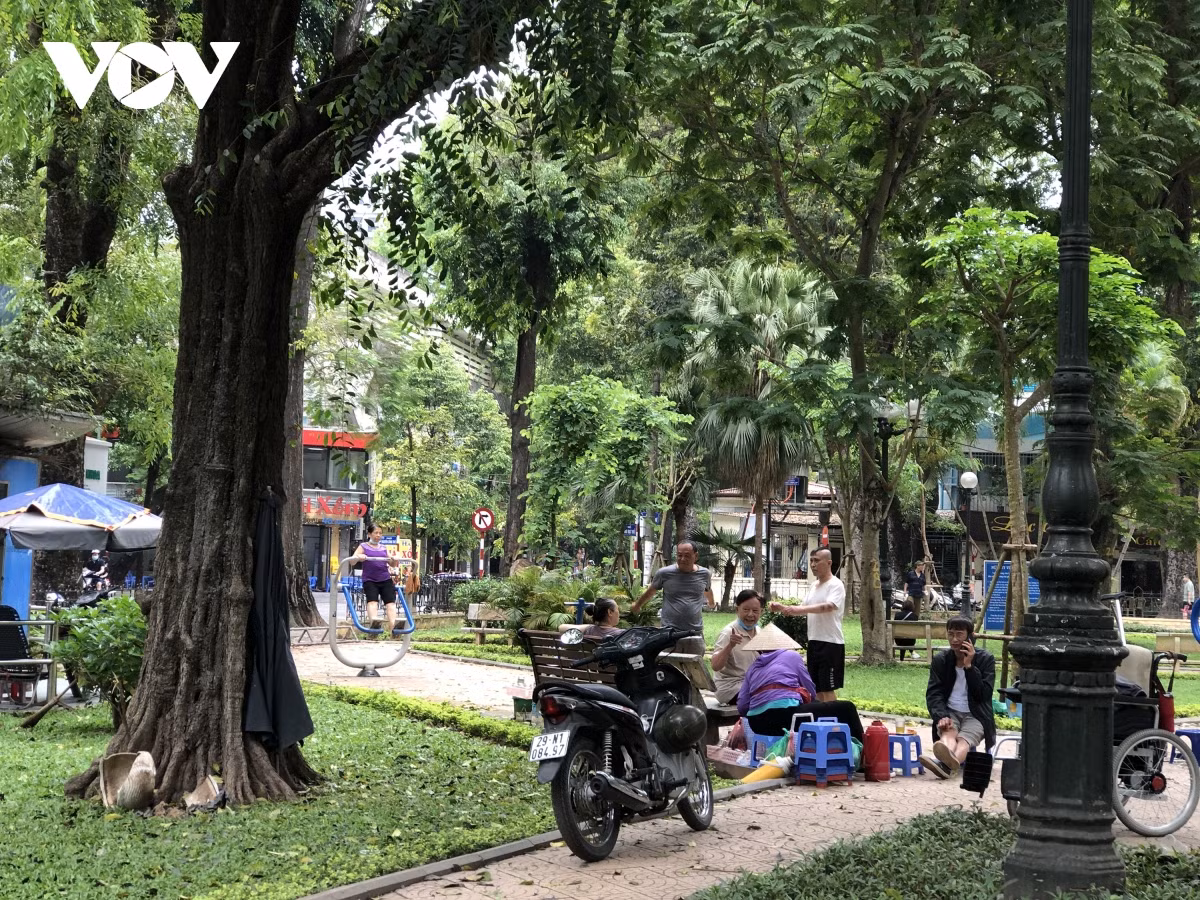 Tại Vườn hoa Pasteur có tới 5 hàng nước bày bàn ghế kê đầy lối đi phục vụ khách đi tập thể dục.