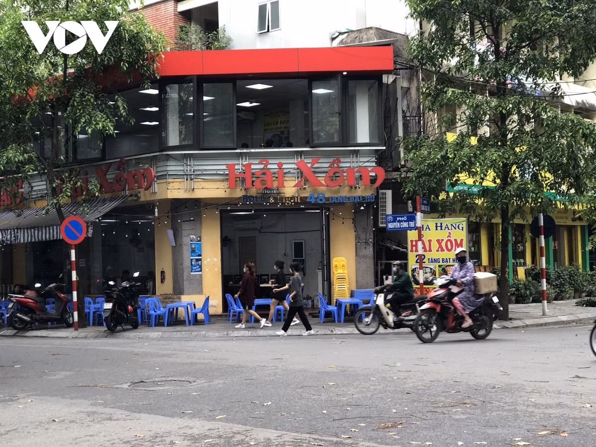Thời điểm chiều tối, các quán bia lấn trọn vỉa hè kê bàn ghế để phục vụ khách.
