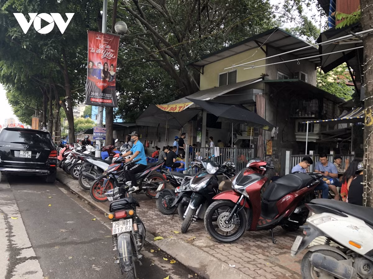 Tình trạng lấn chiếm vỉa hè diễn ra ở nhiều tuyến phố trong các quận nội thành. Một hàng cà phê và quán phở sát Nhà máy nước Lương Yên chiếm trọn vỉa hè đoạn phố Trần Khát Chân.