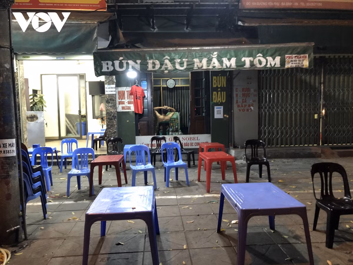 Một hàng ăn kê bàn bàn ghế hóng khách trên phố Yên Phụ.