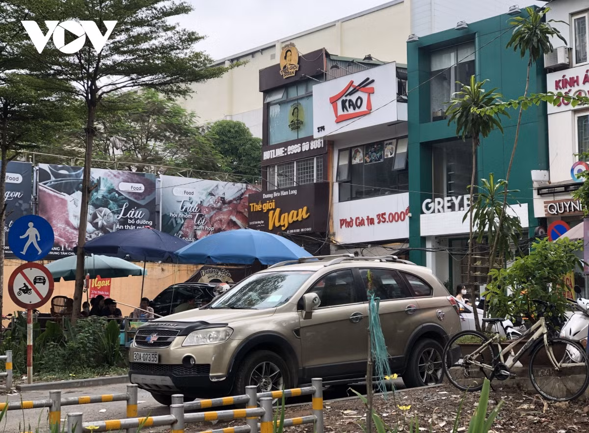 Việc lấn chiếm, xây dựng trái phép diễn ra hàng chục năm qua nhờ "sự nương tay cho tồn tại" của chính quyền phường.