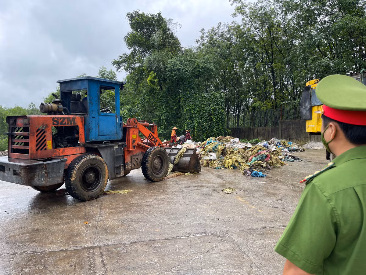 Mới đây (ngày 17/5), Phòng Cảnh sát môi trường Công an tỉnh Thừa Thiên Huế cho biết, đơn vị vừa phối hợp với Công an huyện Phong Điền kiểm tra phát hiện Công ty TNHH 1 thành viên cao su Huy Anh (đóng tại xã Phong Mỹ, huyện Phong Điền) có hành vi đổ, thải, đốt chất thải rắn công nghiệp thông thường trái quy định của pháp luật về bảo vệ môi trường. 