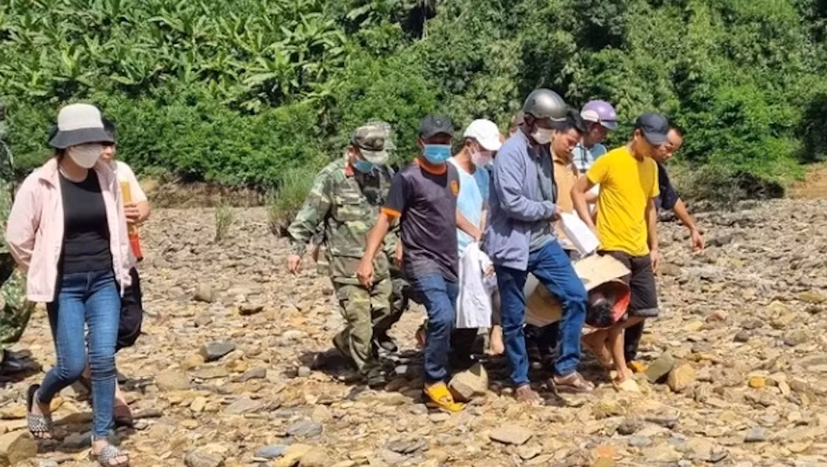  Rủ nhau đi tắm sông dịp lễ, 4 học sinh đuối nước tử vong: Trưa 1/5, một nhóm học sinh lớp 11 của trường THPT Bù Đăng rủ nhau đi tắm tại nhánh sông Đồng Nai (tỉnh Bình Phước). Sau đó, cả nhóm bị nước cuốn trôi, chỉ có một người bơi được vào bờ. Nhóm thanh niên đang chơi gần đó nghe tiếng tri hô vội chạy đến trợ giúp, nhưng chỉ một em may mắn được cứu sống, 4 học sinh còn lại bị nước cuốn và tử vong. (Ảnh: Zingnews)