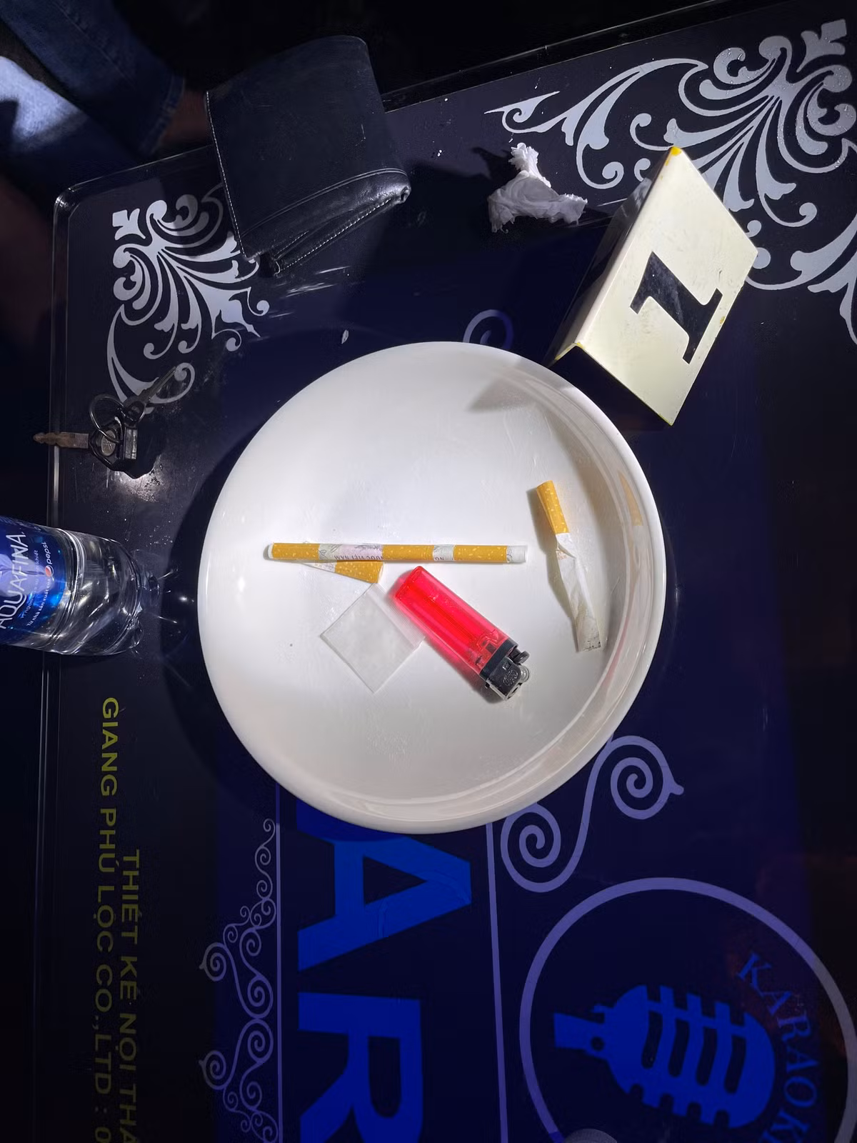 Bắt nhóm “nam thanh nữ tú” bay lắc điên cuồng trong quán karaoke - Hình 3 Bat nhom “nam thanh nu tu” bay lac dien cuong trong quan karaoke-Hinh-3