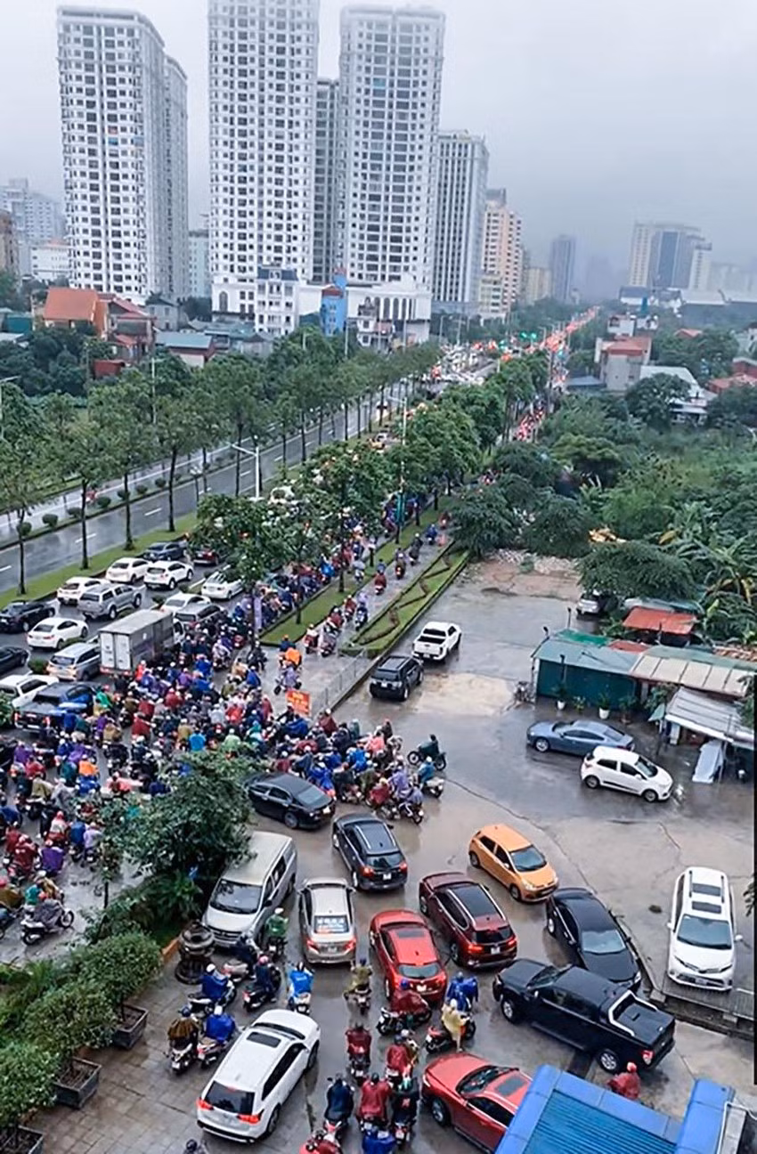Hình ảnh đường Trịnh Văn Bô sáng nay, cảnh ùn tắc kéo dài do ảnh hưởng của mưa.
