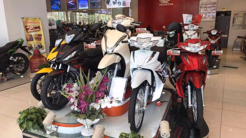 Đến ngày 6/12/2023, lực lượng trinh sát đã rà soát các cửa hàng kinh doanh xe máy trên địa bàn cùng hơn 1.000 camera an ninh, camera từ nhà dân. Qua đó tìm được nơi nghi phạm bán xe máy ở xã Minh Lương (huyện Văn Bàn), nhưng nghi phạm không để lại giấy tờ tùy thân. (Ảnh minh họa, nguồn internet) 
