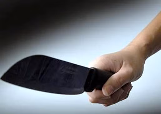 Khi gặp anh T. tại ngã ba Giảng Võ - Núi Trúc (Hà Nội), hai đối tượng đi cùng Đức "Cổ Lễ" lập tức dùng dao chém. Nạn nhân bỏ chạy sang đường thì Đức "Cổ Lễ" dùng xe máy lao theo, đâm anh T. ngã vật ra đường. Sau vụ đâm con nợ giữa thanh thiên bạch nhật, Đức "Cổ Lễ" bị công an truy nã nên bỏ lại vợ con ở Hà Nội, trốn vào miền Nam. Khi hành tẩu giang hồ, Đức "Cổ Lễ" thường dùng Chứng minh nhân dân giả. Đối tượng đã từng bị phát hiện lấy tên giả là Nguyễn Xuân Nam (1983). (Ảnh minh họa, nguồn internet) 