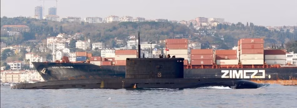 Theo qui định, khi đi qua eo biển Bosphorus, tàu ngầm Kilo của Nga phải nổi lên mặt nước.
