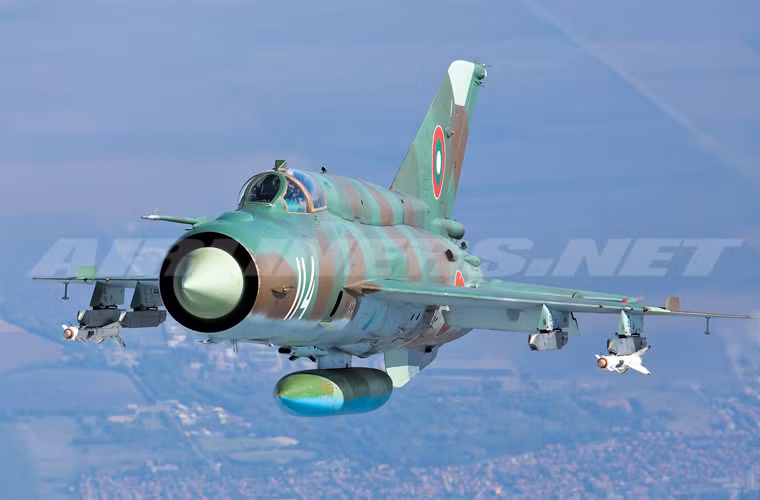 Về hỏa lực, MiG-21bis mang được tối đa 4 đạn đối không K-13A hoặc 8 đạn đối không R-60. Ảnh: MiG-21bis của Không quân Bulgaria mang hai đạn đối không tầm nhiệt R-60.