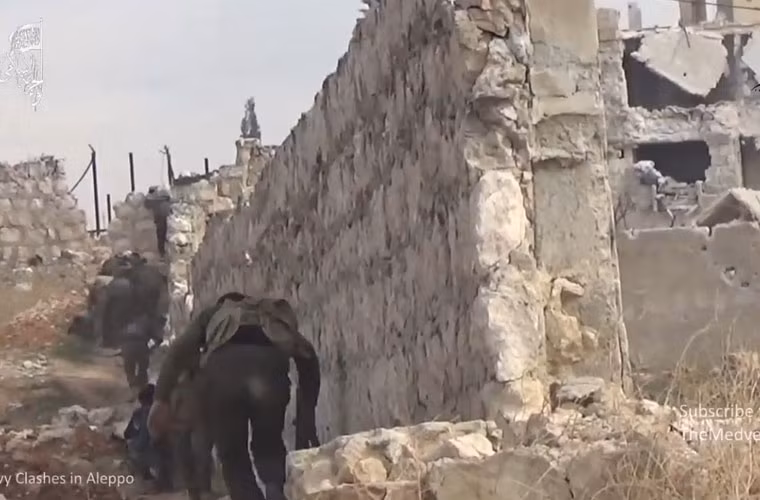 Các lực lượng nổi dậy đang chiếm giữ Aleppo chủ yếu gồm: Quân đội Syria tự do (binh sĩ Quân đội Syria chống lại chính quyền Assad); nhóm phiến quân Islamic Front; lực lượng quốc phòng dân quân (PDU) và phiến quân người Sunni)