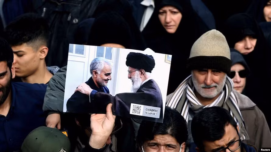 Mặt khác mệnh lệnh trả thù cho tướng Soleimani đã được nói ra từ miệng Lãnh tụ tối cao Ali Khamenei thì càng không thể rút lại, hay nói cho qua chuyện.