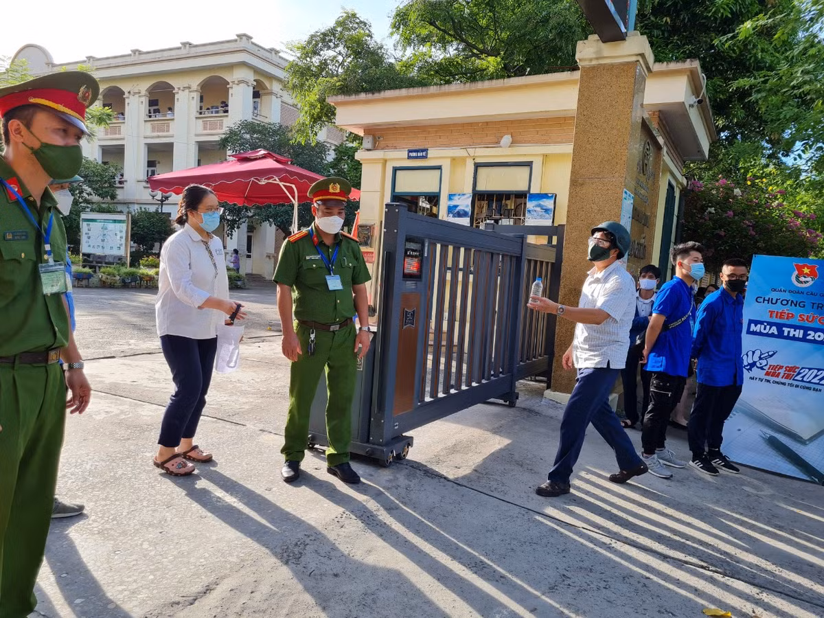 "Con ơi, nước này con"! Con bước vào trường rồi, người bố như sực nhớ, gọi con quay trở lại, lấy chai nước từ phía đội tình nguyện viên trao cho con, sau khi đã mở nắp cẩn thận.