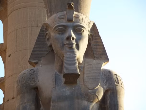 Ramses III khi còn sống cực kỳ sợ hãi các loài bò sát. Chính vì thế khi chết đi, xác ướp của vị pharaoh này có kèm theo một bùa hộ mệnh, được cho là sẽ bảo vệ ông khỏi những con rắn đáng sợ ở thế giới bên kia.
