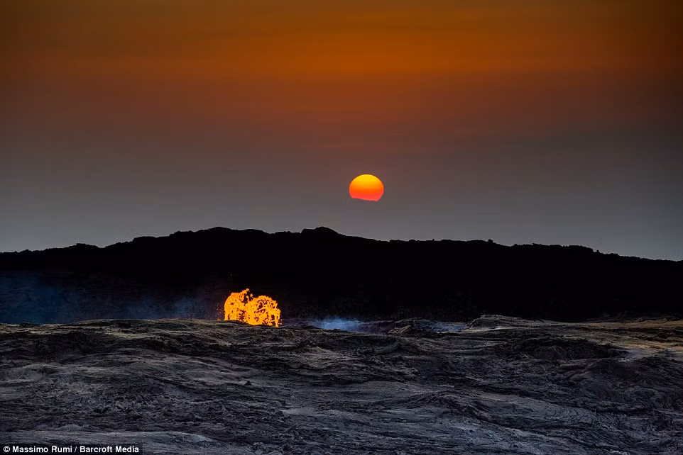 Danakil Depression là một vùng đất vô cùng khắc nghiệt, nơi nhiều núi lửa đang hoạt động, nhiệt độ trong ngày hiếm khi giảm xuống dưới 50 độ C và thường xuyên đạt ngưỡng 60 độ C, thiêu đốt vạn vật. (Theo Dailymail)