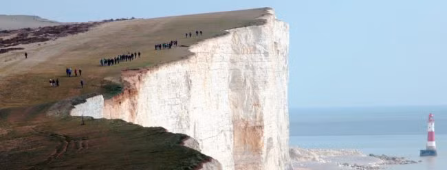 8. Beachy Head - vách núi đá có tầm nhìn tuyệt đẹp ra phía đại dương là một địa điểm du lịch tại Anh nổi tiếng với vẻ đẹp nên thơ của nó. Đáng buồn thay, mặc dù phong cảnh thơ mộng, hữu tình, vẫn có khoảng 20 người từ bỏ cuộc sống của họ tại đây mỗi năm. Vì nhiều bí ẩn đằng sau nó, một số người địa phương tốt bụng vẫn thi thoảng tuần tra vách núi với hy vọng ngăn chặn nhiều bi kịch. (Theo Viral)