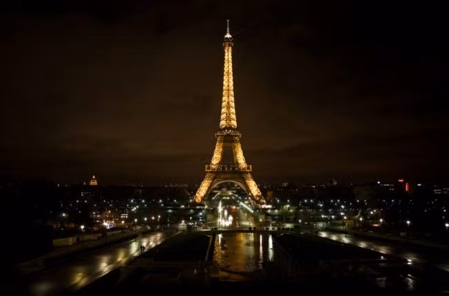 3. Tháp Eiffel, dù có rất nhiều biện pháp an toàn được triển khai nhưng địa danh nổi tiếng ở Paris này vẫn phải chứng kiến một số lượng lớn người tự tử tại đây mỗi năm. (Theo Viral)