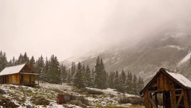 6. Animas Forks, Colo. Thị trấn cô đơn này nằm trong dãy núi San Juan Colorado. Trong những năm 1870, nó là một thị trấn nhộn nhịp khai thác vàng và bạc. Tuy nhiên, nó đã bị bỏ hoang vào năm 1920, trở thành một thị trấn ma rùng rợn, hiếm người dám ghé thăm. (Theo Viralnova)