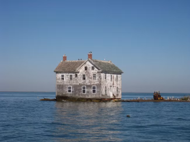 9. Đảo Hà Lan, vịnh Chesapeake. Đảo Hà Lan là một trong những đảo bí ẩn nhất thế giới. Đã từng có hơn 360 người sinh sống trên đó vào năm 1910. Mặc dù vậy, vì được kiến tạo bằng bùn và đất sét, nó bị xói mòn nhanh chóng. Ngôi nhà cuối cùng trên đảo sụp đổ vào năm 2010, đặt dấu chấm hết cho nơi đây. (Theo Viralnova)