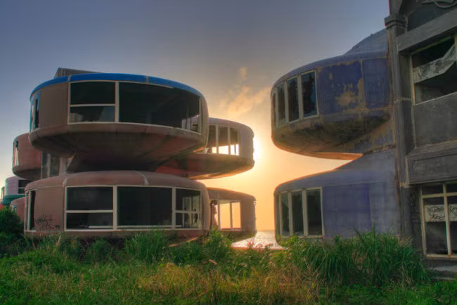 5. Thị trấn nhà UFO ở Sanzhi, Đài Loan. Thị trấn nhà UFO được đặt tên theo hình dạng kỳ lạ của những ngôi nhà. Tuy khá độc đáo và thú vị nhưng chưa một ai từng được sống trong đó. Trước khi tất cả các ngôi nhà được hoàn thành, chủ sở hữu bị phá sản. Thị trấn bị bỏ dở giữa chừng, có tin đồn rằng nó đã bị ma ám và có bộ xương được tìm thấy tại đây. (Theo Viralnova)