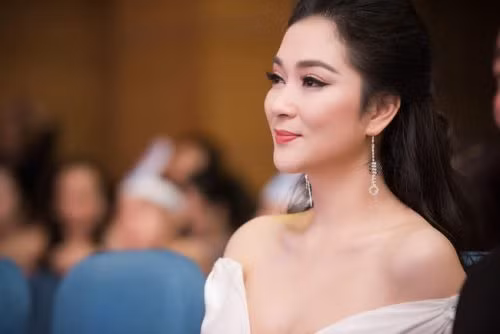 Đăng quang 16 năm nhưng Hoa hậu Nguyễn Thị Huyền vẫn giữ được vẻ xinh đẹp rạng ngời.