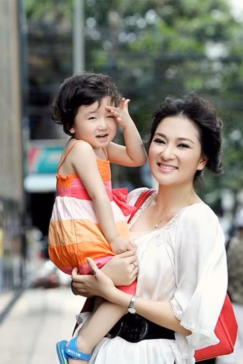 Hoa hậu Nguyễn Thị Huyền và con gái.