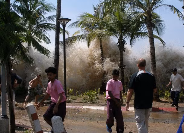Sóng thần, đây là hiện tượng thiên nhiên vô cùng đáng sợ. Sóng thần thực chất là sóng thủy triều khổng lồ được sinh ra bởi những vụ động đất hoặc núi lửa phun trào dưới đáy biển. Năm 2004, một trận động đất và sóng thần tại Ấn Độ Dương đã cướp đi sinh mạng của khoảng 280.000 người, trở thành trong một trong những thảm họa thiên nhiên khủng khiếp nhất trong lịch sử hiện đại. (Theo L25)