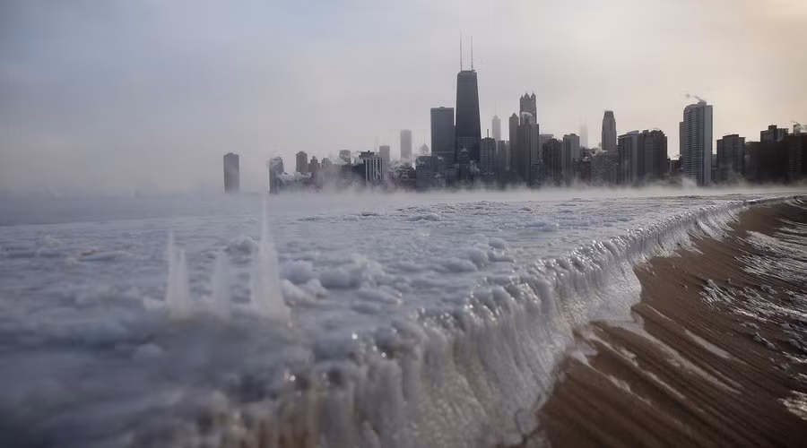 Hiện tượng lốc xoáy vùng cực (polar vortex), là hiện tượng các khối khí lớn, rất lạnh có mặt ở hai cực (Bắc Cực và Nam Cực) của Trái đất liên tục xoáy tròn theo hướng ngược chiều kim đồng hồ. Khi di chuyển trong không trung, không khí của lốc xoáy sẽ ngày một lạnh và "đặc" hơn, lạnh hơn, khiến những vùng nó lướt qua chìm sâu trong giá lạnh cực kỳ nguy hiểm. (Theo L25)